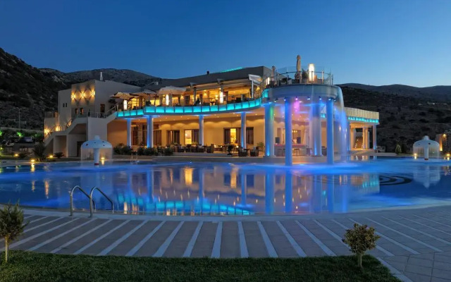 Отель Royal Heights Resort Villas & Spa вид на фасад