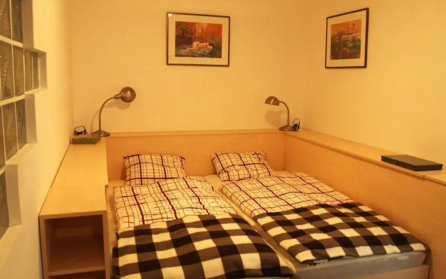 Апартаменты Romantic Garden Art Studio near Andrassy Avenue Будапешт комната для гостей