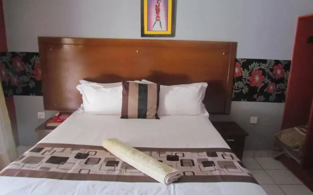 Отель Dolar Lodges & Tours комната для гостей