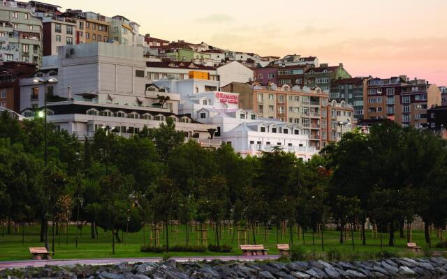 Ramada Hotel & Suites Istanbul Golden Horn 2