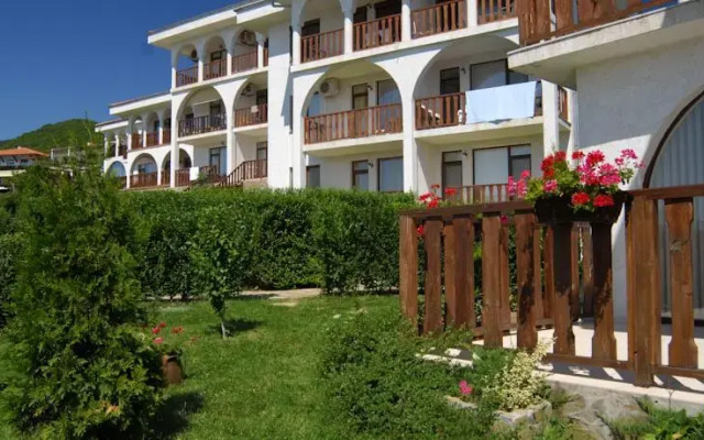 Отель Breeze Hotelcomplex вид на фасад