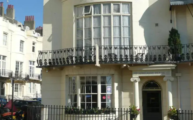 Отель Adelaide House вид на фасад