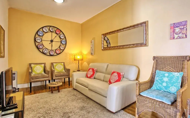 Апартаменты Localtraveling Cathedral & Castle - Family Apartments комната для гостей