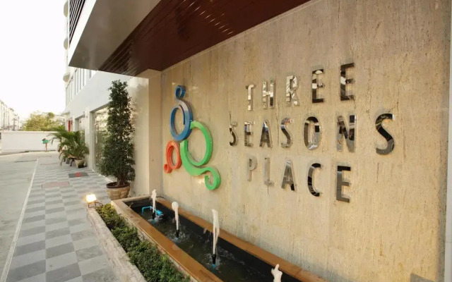 Отель Three Seasons Place вид на фасад