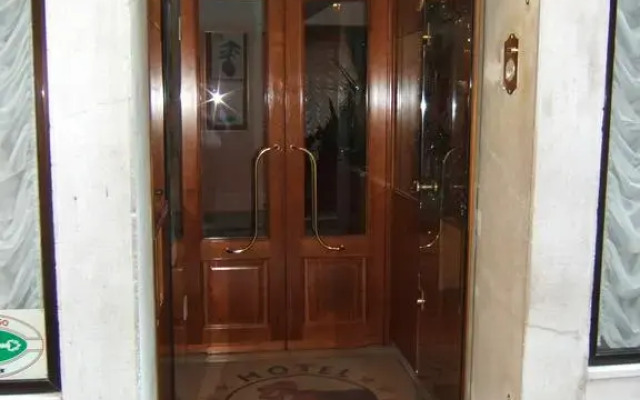 Pantalon Hotel вид на фасад