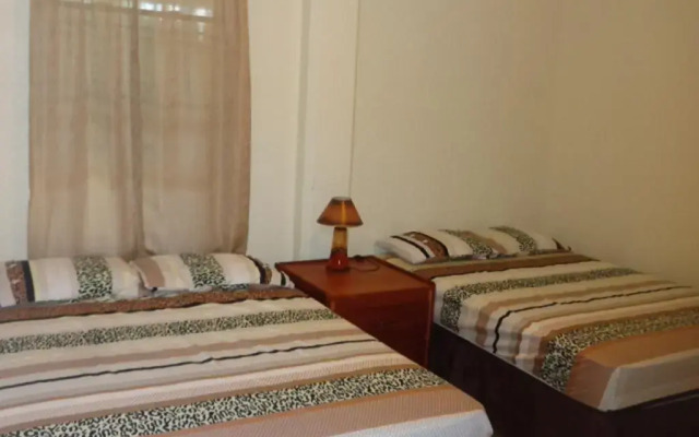 Отель Tirina's Writer's Retreat комната для гостей