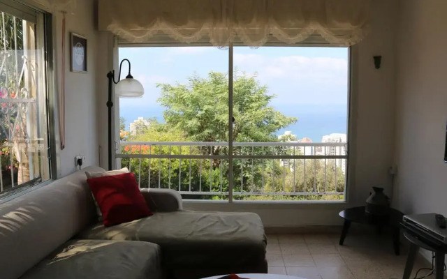 Апартаменты Carmel Near The Sea Apartment Хайфа комната для гостей