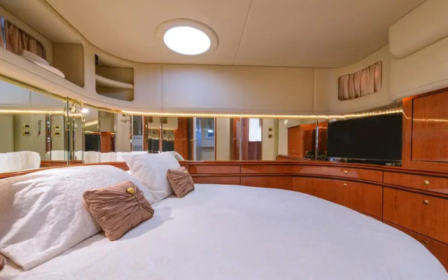 Luxury Yacht Hotel комната для гостей