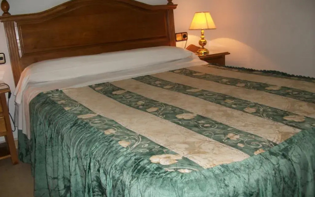 Отель Hostal Alfaro Мадрид комната для гостей