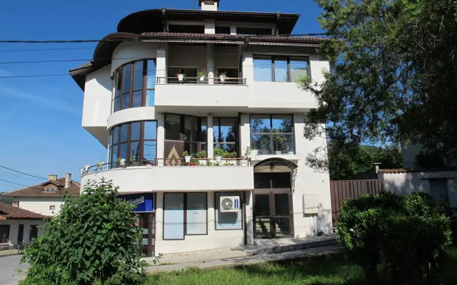 Отель Guest House Lefterova вид на фасад