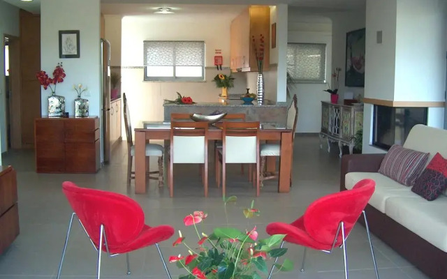 Отель Relax in Luxury Paradise Villa - Ericeira комната для гостей