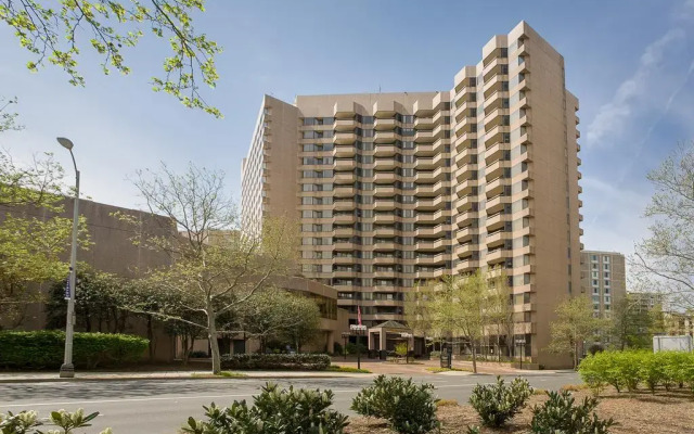 Отель Oakwood Crystal City вид на фасад