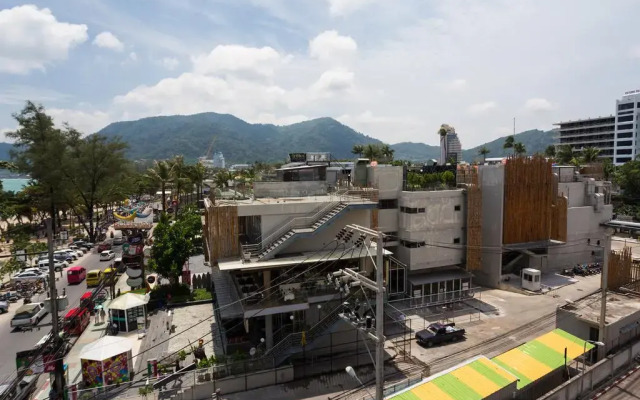 Отель Patong Beach Bed and Breakfast балкон