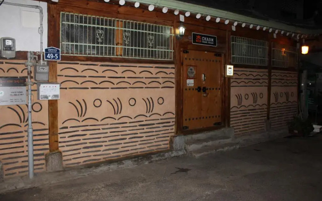 Отель Charm Hanok Guest House Южная Корея, Сеул - отзывы, цены и фото номеров - забронировать отель Charm Hanok Guest House онлайн вид на фасад