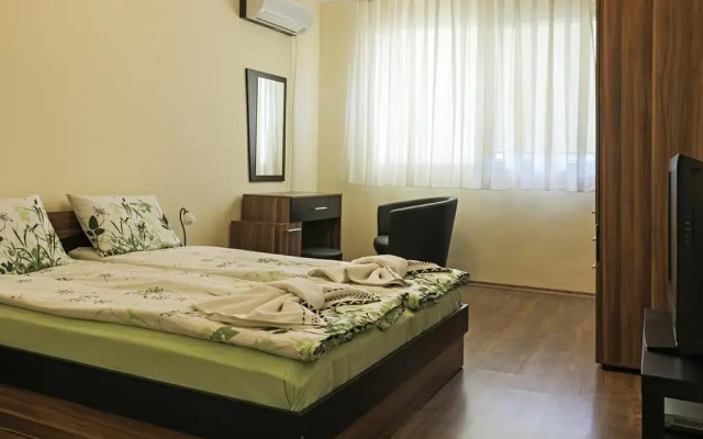 Отель Guest House "Momchil" София комната для гостей