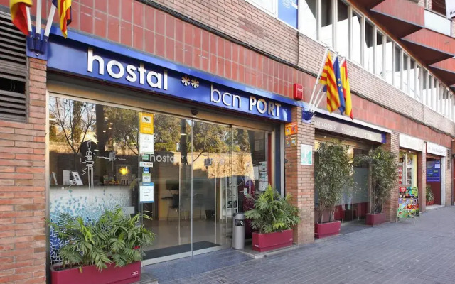 Отель Hostal Bcn Port Барселона вид на фасад