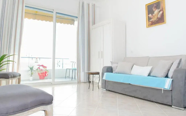 Апартаменты Cariatides Studio Promenade Holiday комната для гостей