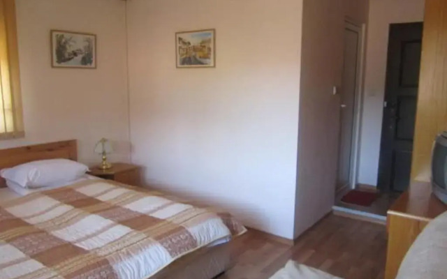 Отель Toncho"s Guest House & Mehana Велико Тырново комната для гостей