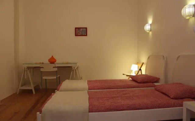 Апартаменты Lovelystay Chiado Distinctive Apartment комната для гостей