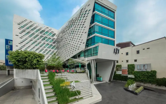 LIT Bangkok Hotel Бангкок вид на фасад