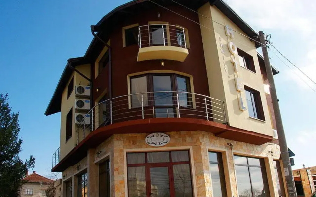 Hi-Life Family Hotel вид на фасад