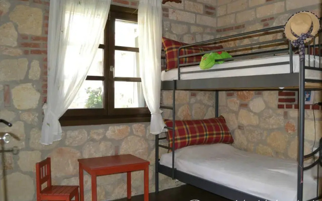Отель Artemis Stone House комната для гостей