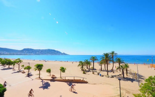 Отель Passeig Maritim 20 Roses Испания, Курорт Росес - отзывы, цены и фото номеров - забронировать отель Passeig Maritim 20 Roses онлайн пляж