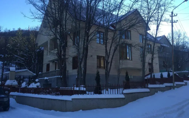 Отель Holiday Home 2 On Harutyunyan вид на фасад