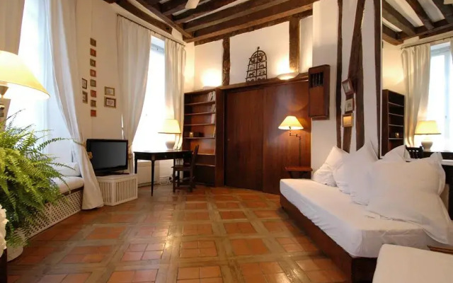 Отель Appartment Chatelet 100 Париж комната для гостей