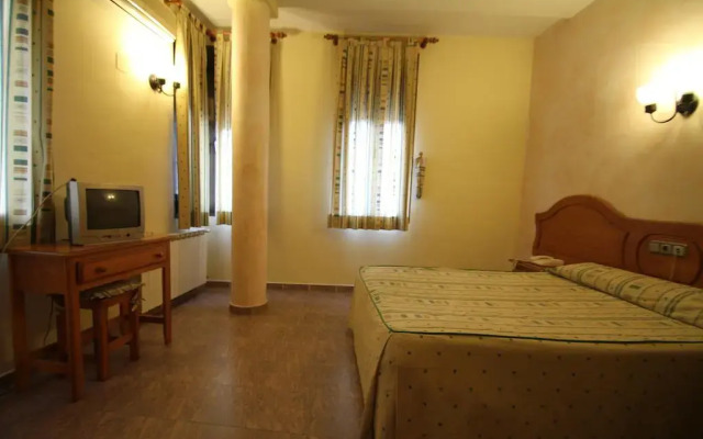 Отель Hostal Restaurante Cuatro Caminos комната для гостей