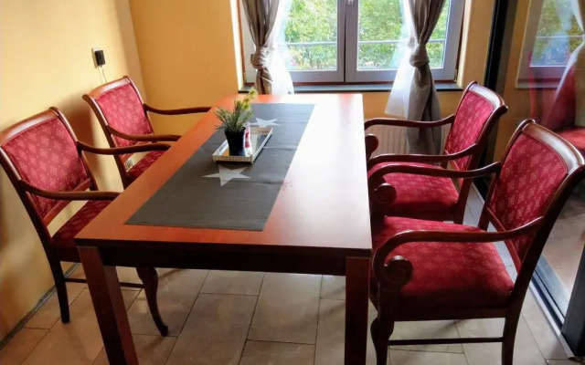 Апартаменты Arena Deluxe Apartment комната для гостей