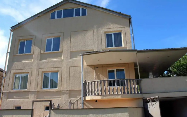 Отель Family & Friends Guest house вид на фасад