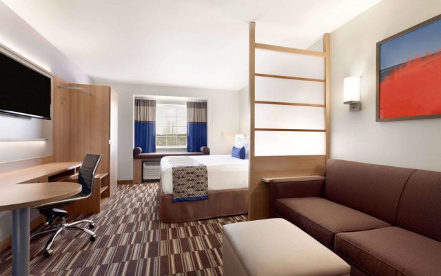 Microtel Inn & Suites by Wyndham Niagara Falls 2