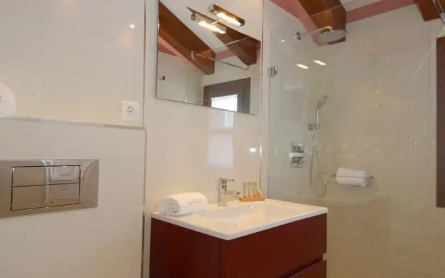 Отель Apartamentos El Palacete de Ainsa Испания, Аинса - отзывы, цены и фото номеров - забронировать отель Apartamentos El Palacete de Ainsa онлайн ванная