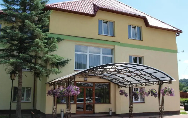 Гостиница Complex Charivni Ozera вид на фасад