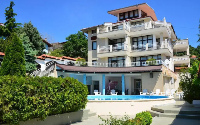 Отель Villa Lazur вид на фасад