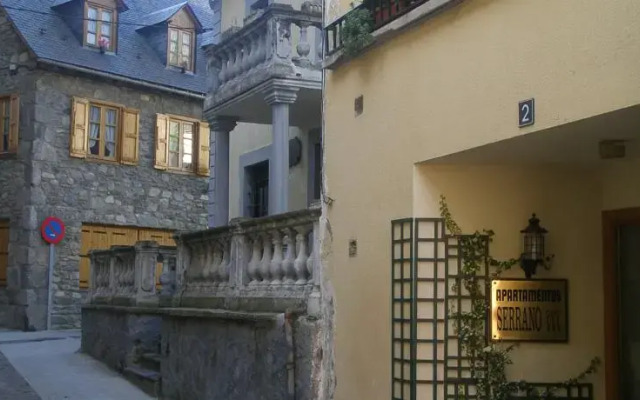 Отель Apartamentos Serrano вид на фасад