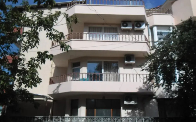 Отель Dobrevi Guest House вид на фасад