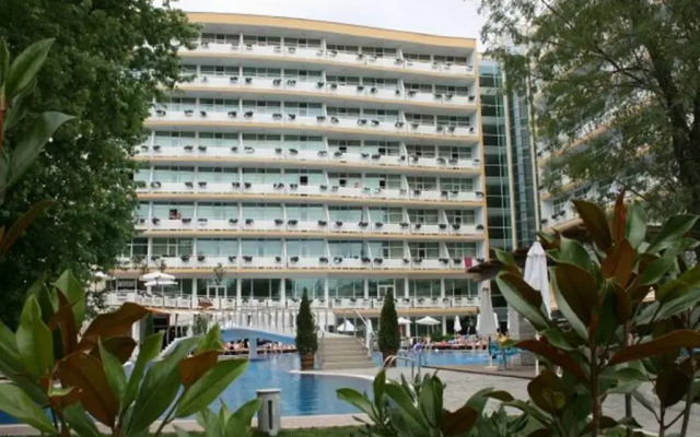 Отель Menada Oasis Resort Apartments Болгария, Солнечный берег - отзывы, цены и фото номеров - забронировать отель Menada Oasis Resort Apartments онлайн вид на фасад