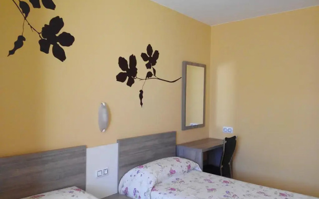Отель Apartamentos Querol Вальдерробрес комната для гостей