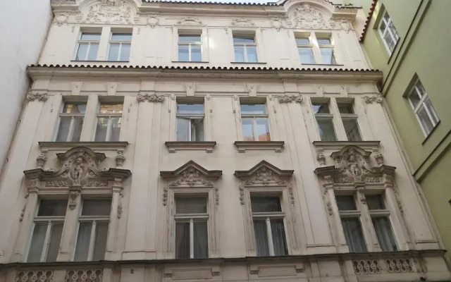 Апартаменты Astronomical Clock Apartment вид на фасад