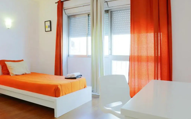 Отель Downtown with Terrace - 4 Bedrooms Порту комната для гостей