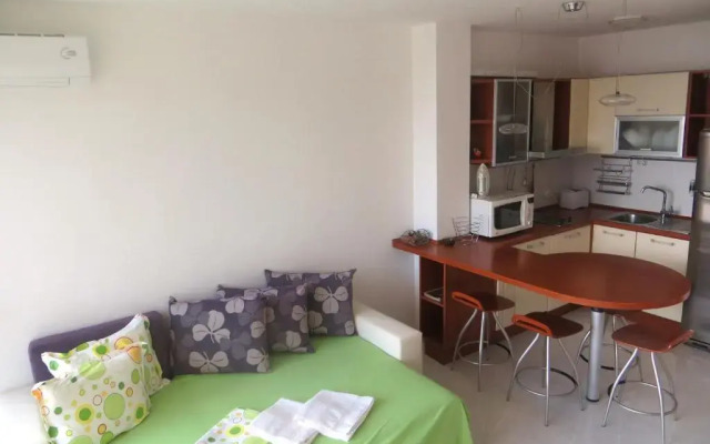 Отель Holiday Apartment in Riviera Complex Болгария, Свети Влас - отзывы, цены и фото номеров - забронировать отель Holiday Apartment in Riviera Complex онлайн комната для гостей