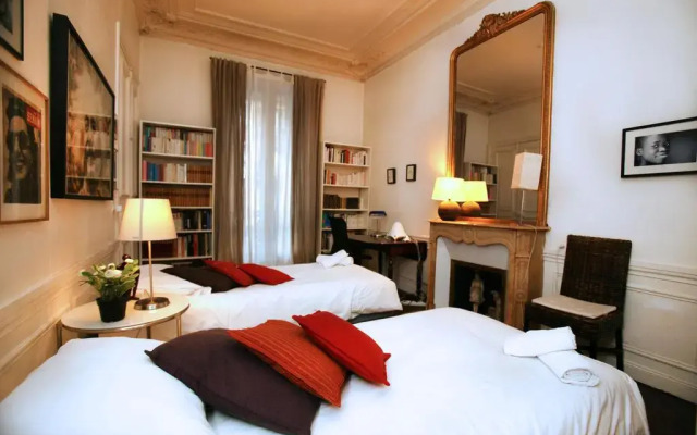 Отель Large 2 Bedrooms Latin Quarter (338) комната для гостей
