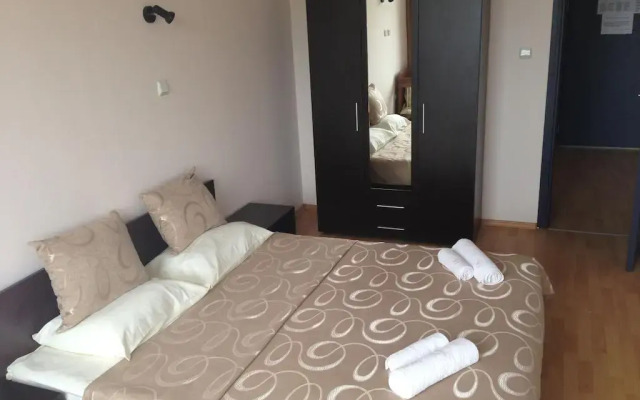 Апартаменты Dilov Apartments In Yalta Golden Sands комната для гостей