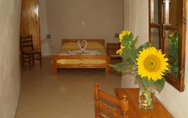 Апартаменты Karterados Beach Apartments комната для гостей