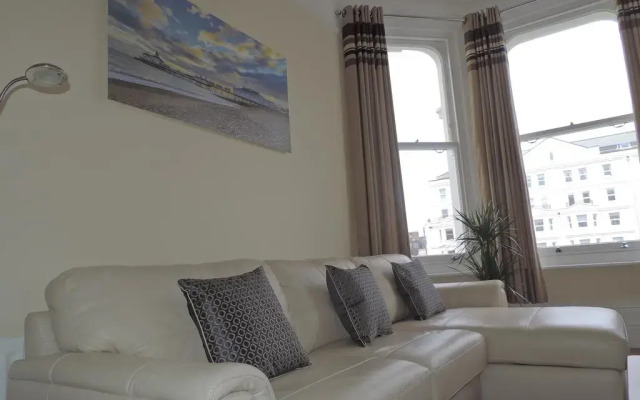 Отель Spectacular Sea View Apartment Великобритания, Истборн - отзывы, цены и фото номеров - забронировать отель Spectacular Sea View Apartment онлайн комната для гостей