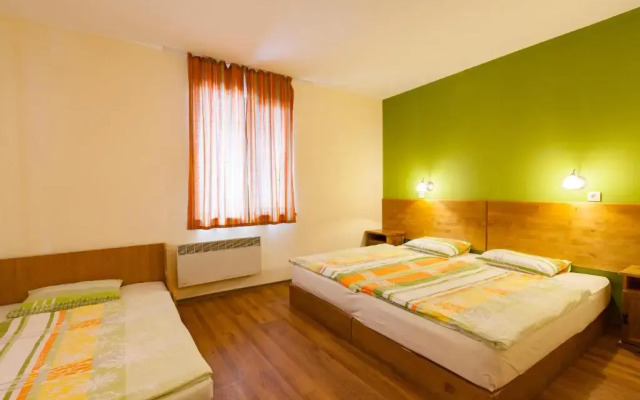 Отель Sinia Vir Eco Residence Болгария, Сливен - отзывы, цены и фото номеров - забронировать отель Sinia Vir Eco Residence онлайн комната для гостей