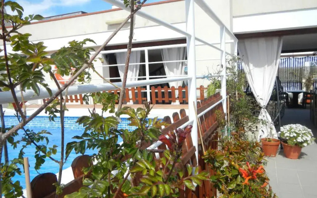 Отель Hostal Vila del Mar Испания, Льорет-де-Мар - 3 отзыва об отеле, цены и фото номеров - забронировать отель Hostal Vila del Mar онлайн вид на фасад