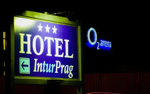 Hotel Inturprag вид на фасад